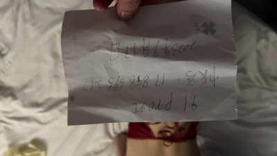 [原创] 骚母狗两个乳房被紧紧压在落地窗上，窗外景区游人都在看骚逼被干！！！